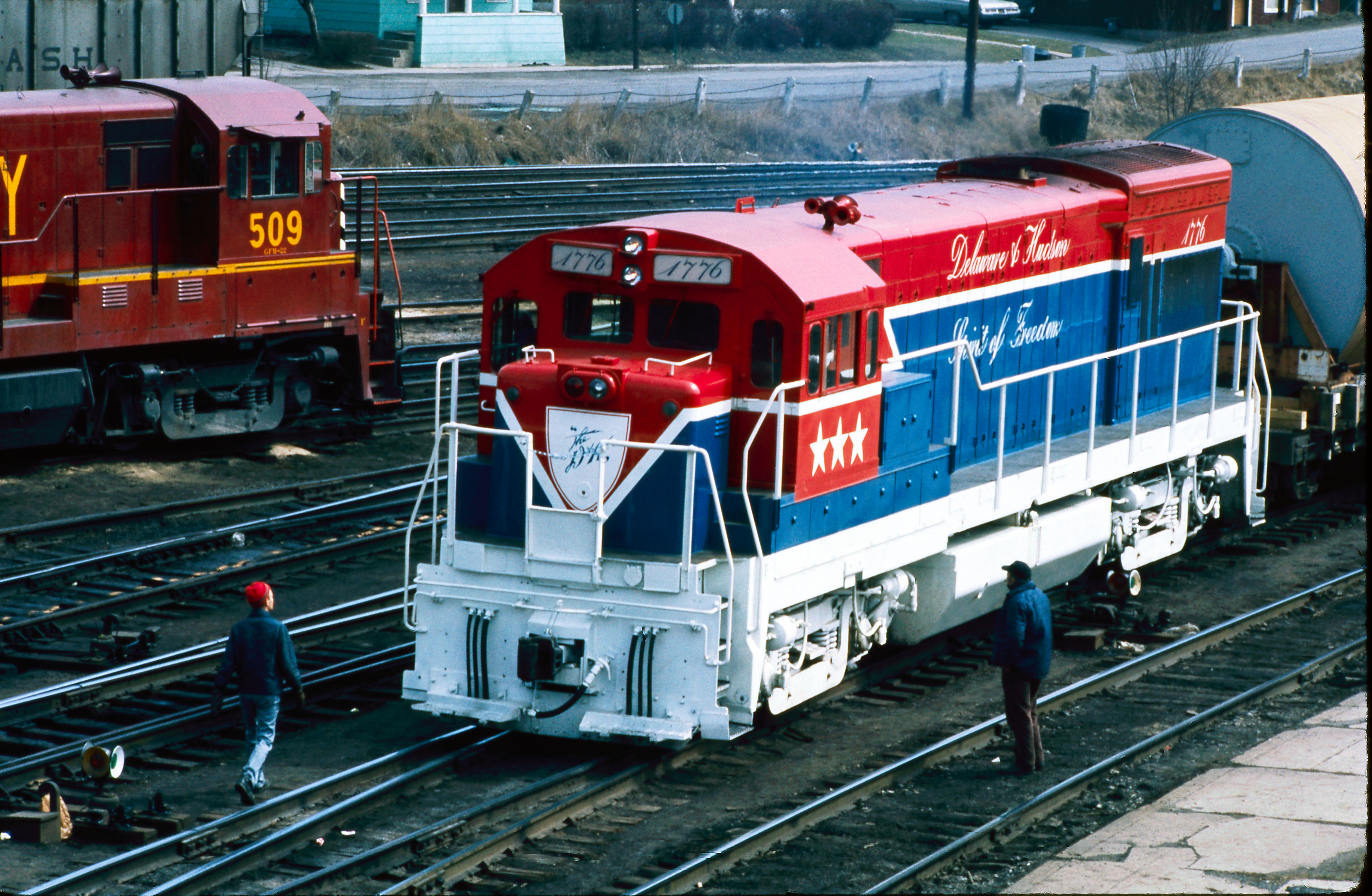  April 10, 1975 Closeup of D&H #OFX-1 with 1776 at LV yard in Sayre, Pa.